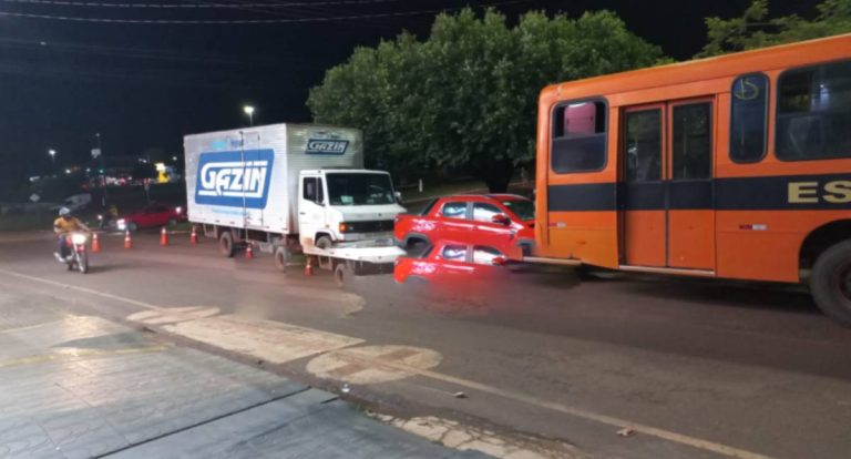 Colisão em sequência entre três veículos é registrada na Avenida 25 de Agosto