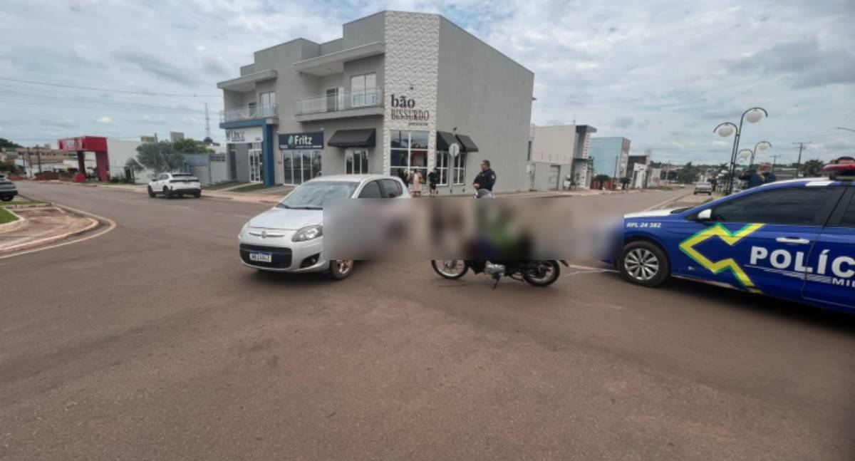 Colisão entre carro e moto deixa motociclista ferida em Rolim de Moura