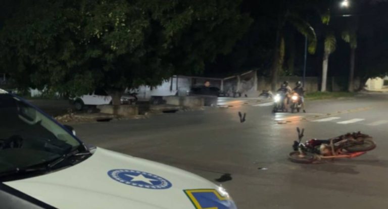 Colisão entre moto e reboque deixa casal ferido na Avenida Maringá