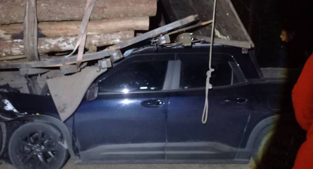 Colisão entre picape e caminhão mata delegado aposentado e esposa