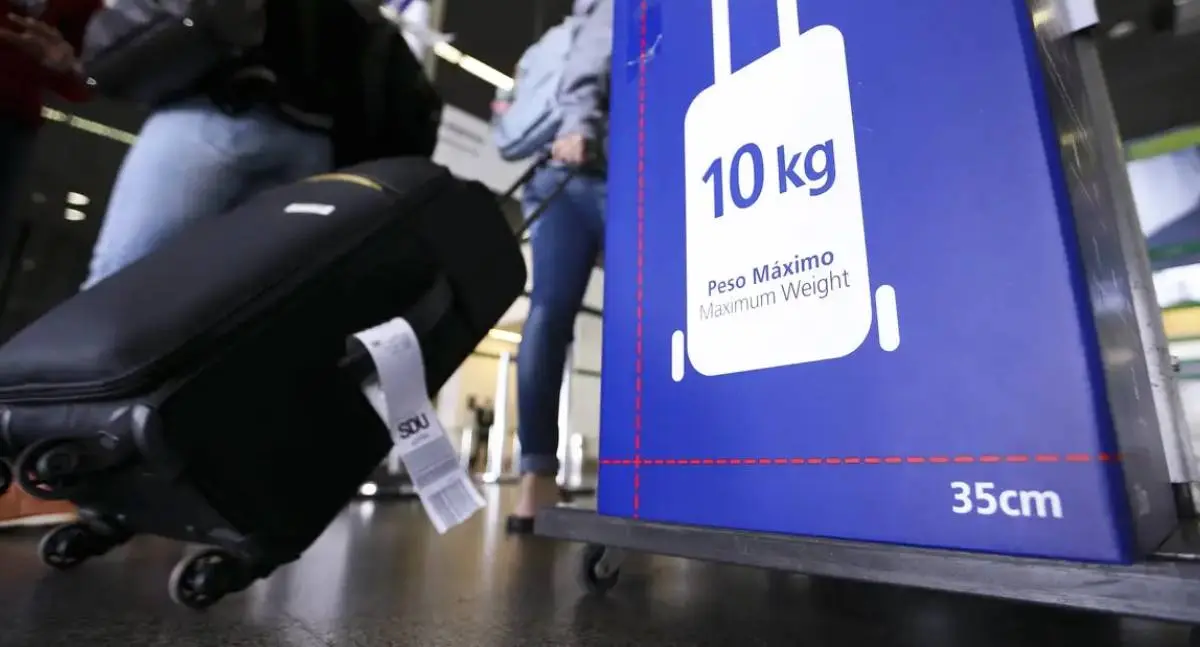 Companhias aéreas devem explicar mudanças na cobrança de bagagens de mão