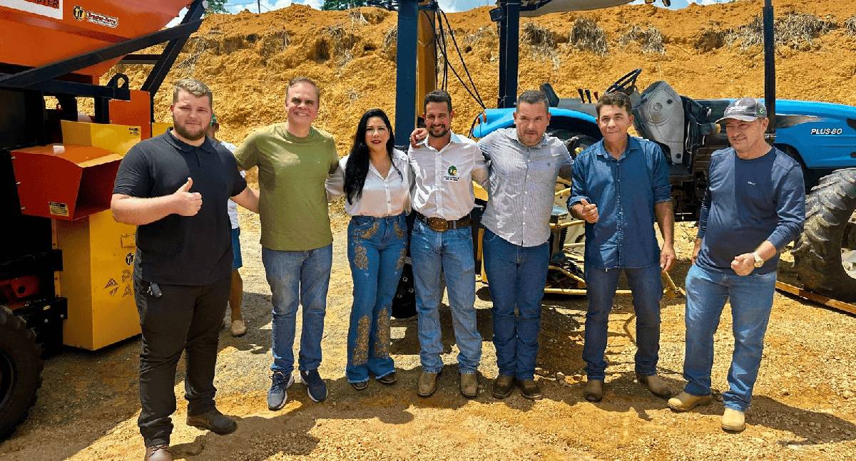 Cristiane Lopes entrega implementos agrícolas a produtores de Vale do Anari