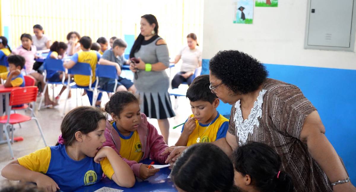 De aluna a professora: história de amor pela educação inspira novas gerações