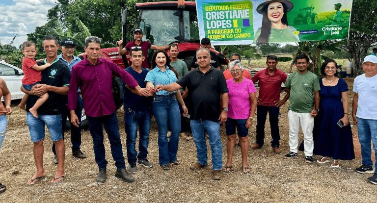 Deputada Cristiane Lopes entrega trator agrícola a produtores rurais em Campo Novo de Rondônia
