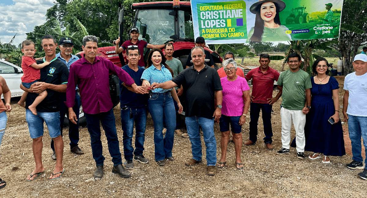 Deputada Cristiane Lopes entrega trator agrícola a produtores rurais em Campo Novo de Rondônia