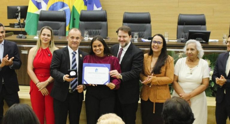 Deputada Dra. Taíssa recebe Medalha Comemorativa dos 42 anos da Constituição de Rondônia