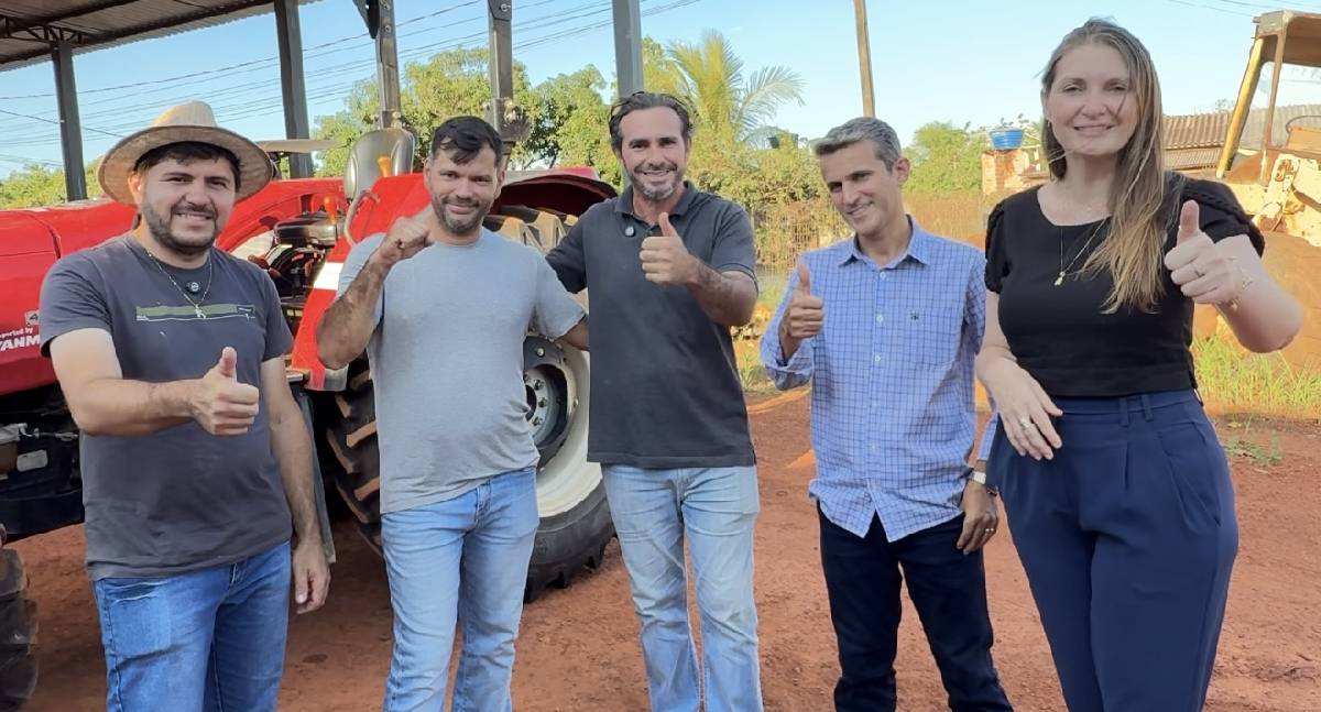 Deputada Gislaine Lebrinha anuncia novo trator para produtores de São Francisco do Guaporé