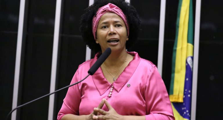 Deputada Sílvia Cristina defende prevenção contra câncer de mama durante todo o ano