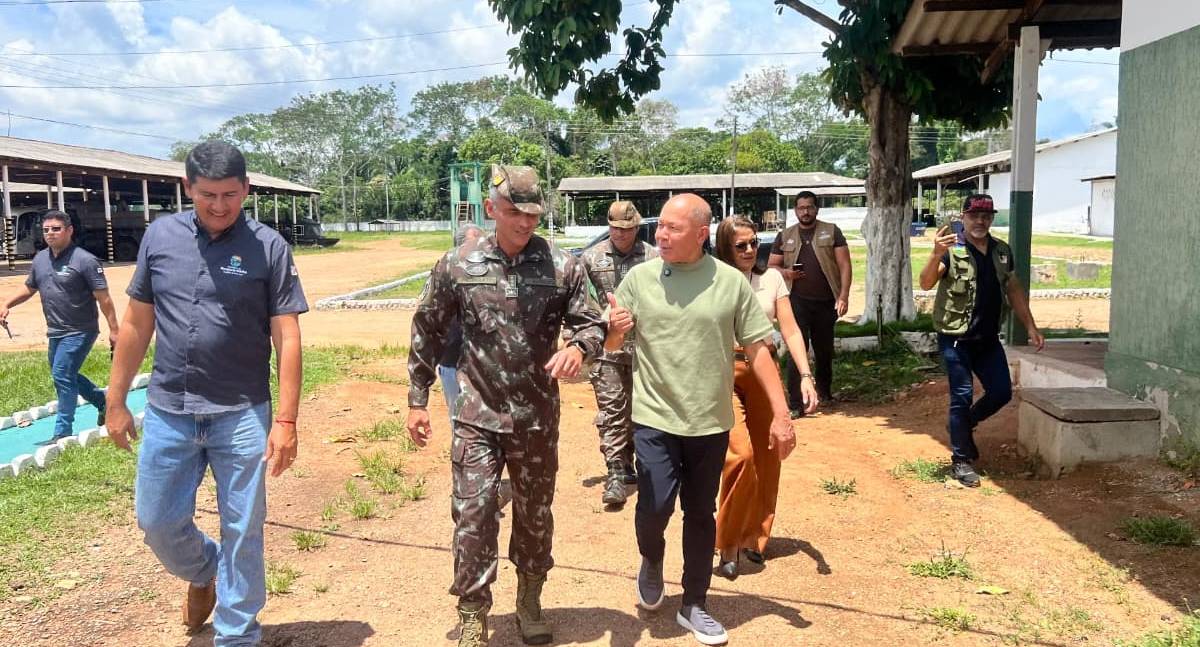 Deputado Coronel Chrisóstomo entrega ambulância semi-UTI ao 6º Batalhão de Infantaria de Selva em Guajará-Mirim