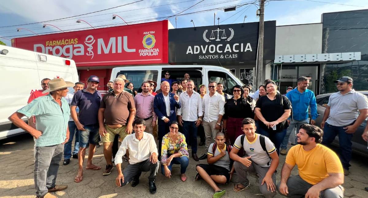 Deputado Coronel Chrisóstomo entrega três veículos para reforçar a saúde pública de Buritis