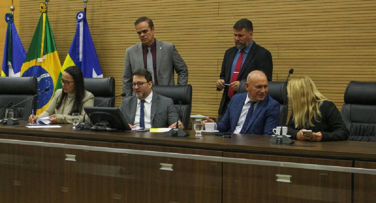Deputados aprovam projetos em sessão extraordinária na Assembleia