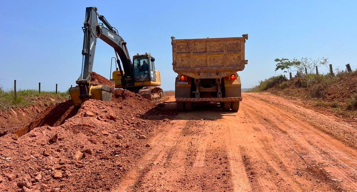DER-RO realiza manutenção na RO-135 para melhorar trafegabilidade