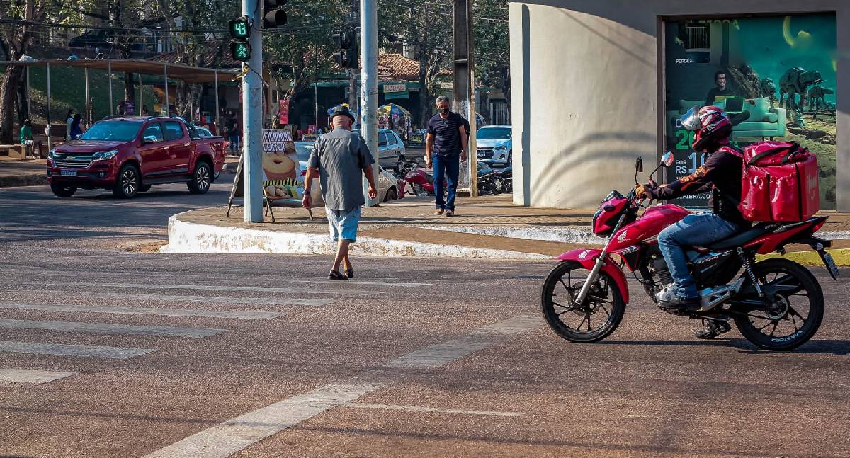 Detran-RO orienta pedestres sobre segurança em faixas de travessia