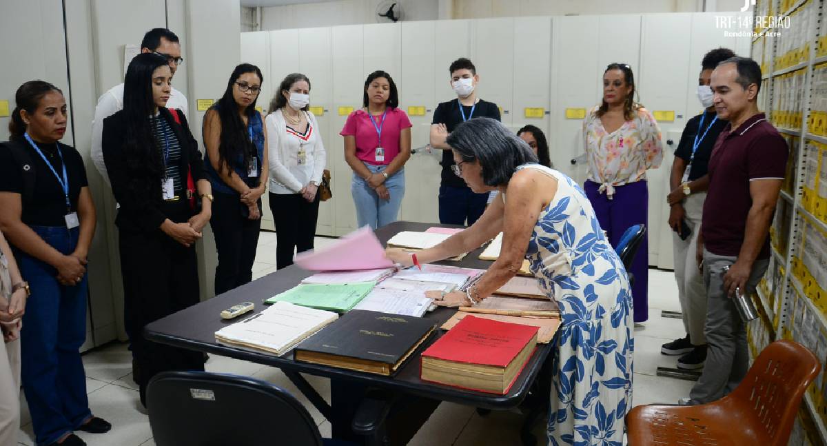 Dia do Arquivista é celebrado com visita guiada ao Arquivo Geral do TRT-14