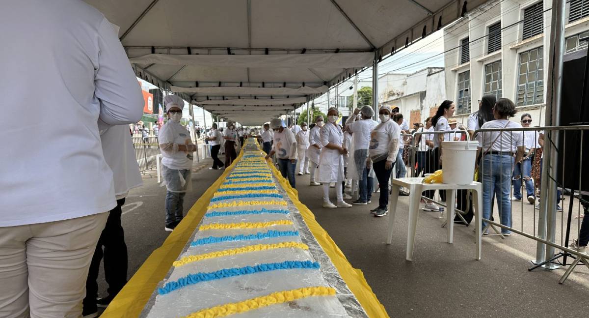 Distribuição do bolo dos 111 anos reúne milhares de pessoas em Porto Velho