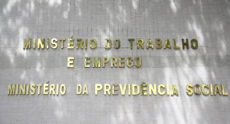 Empresas devem divulgar relatório de transparência salarial hoje