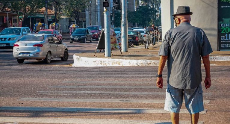 Estacionar em local proibido coloca pedestres em risco e pode gerar multas, alerta Detran-RO