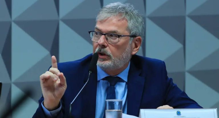 Ex-diretor do INSS nega vínculo político em depoimento à CPMI