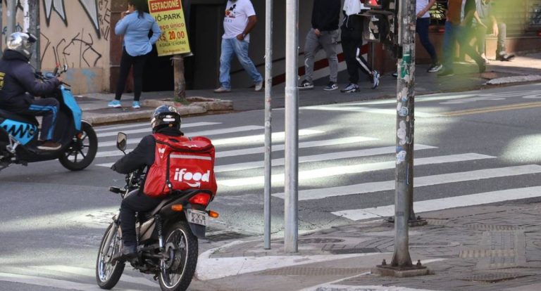 Fachin adia votação sobre vínculo de motoristas com apps no STF