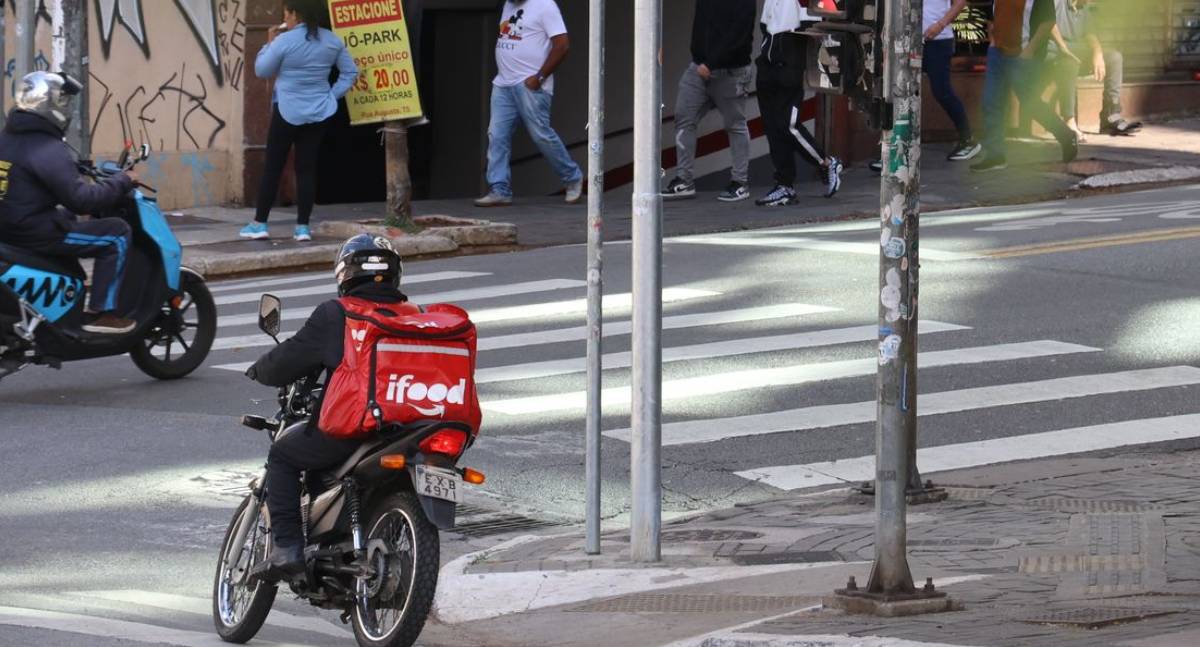 Fachin adia votação sobre vínculo de motoristas com apps no STF