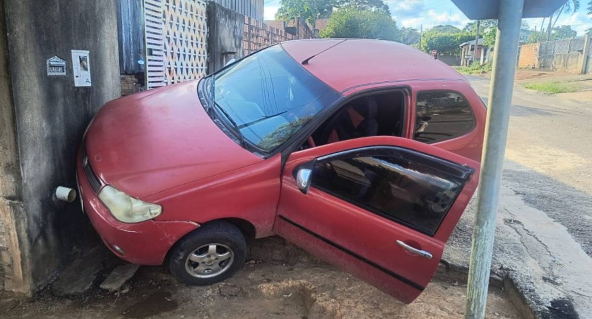 Falha no freio de mão faz carro desgovernado atingir muro em Jaru