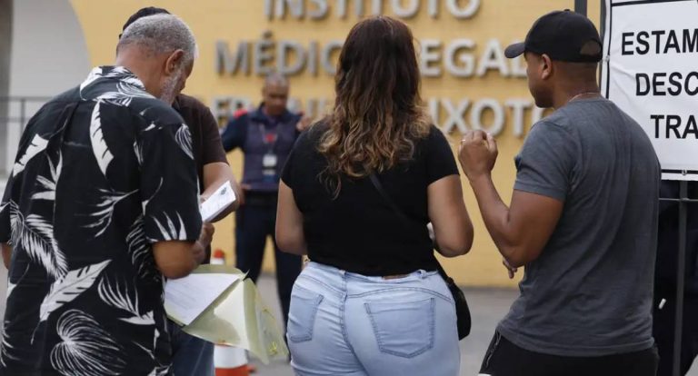 Famílias se cadastram para reconhecer corpos no IML do Rio