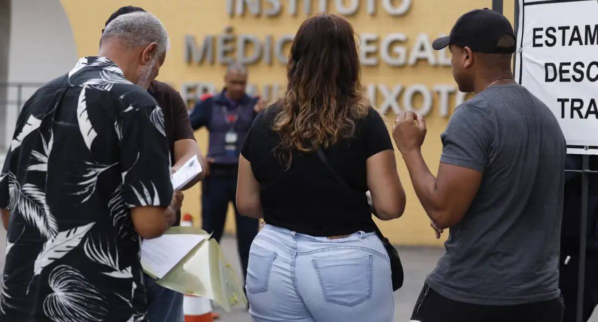 Famílias se cadastram para reconhecer corpos no IML do Rio