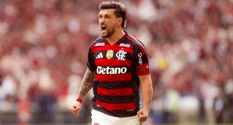 Flamengo vence Palmeiras e empata na liderança do Brasileirão