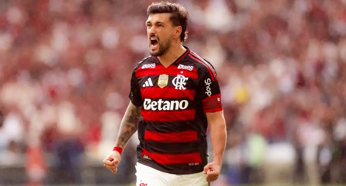 Flamengo vence Palmeiras e empata na liderança do Brasileirão