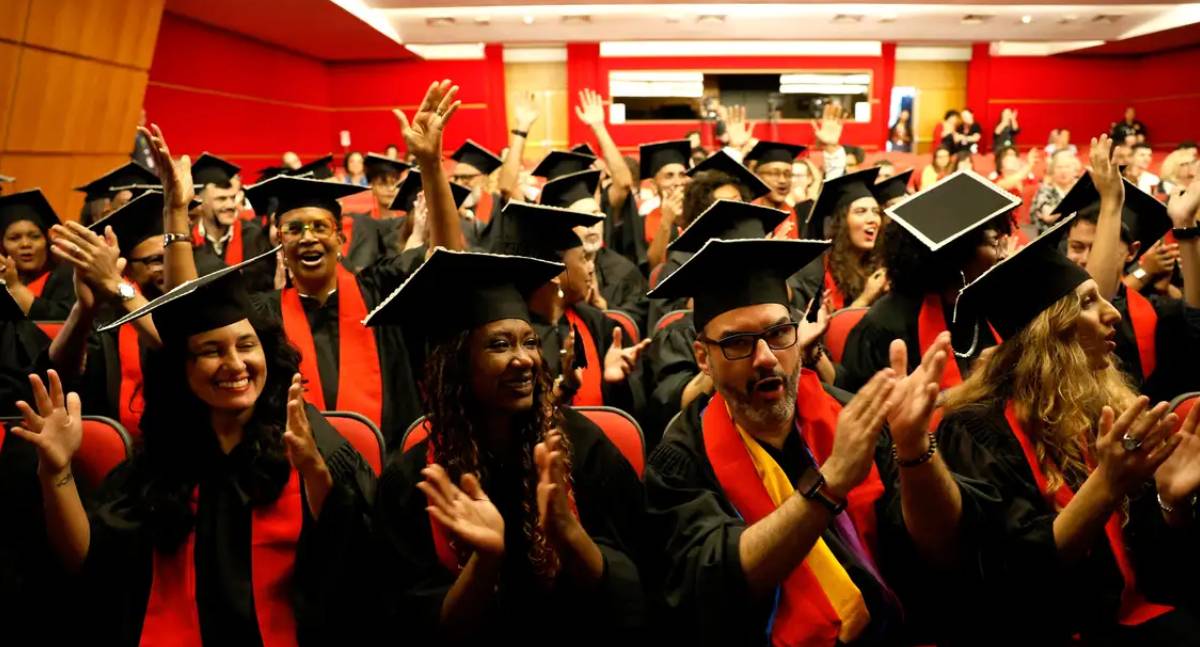Formandos da Universidade das Quebradas celebram a periferia na ABL