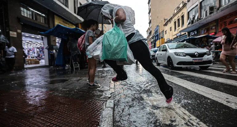 Frente fria muda o tempo e favorece chuvas no estado de São Paulo