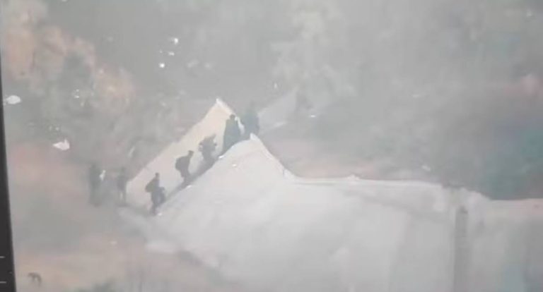 Fuga de criminosos pela mata na Vila Cruzeiro é registrada por drones