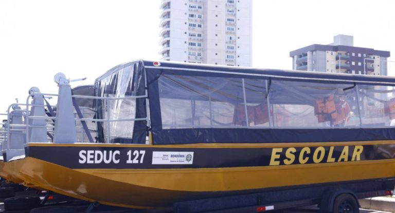 Governo de Rondônia entrega ônibus e embarcações para reforçar transporte escolar em áreas de difícil acesso