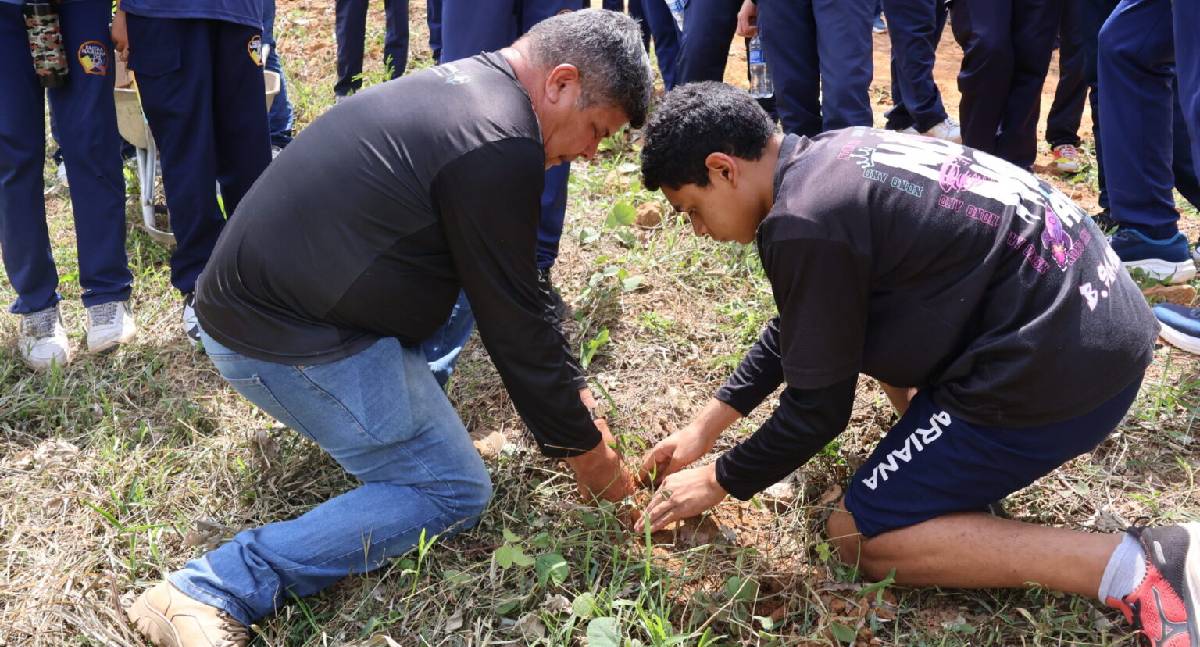 Governo de Rondônia leva estudantes a nascentes em recuperação no Parque dos Tanques