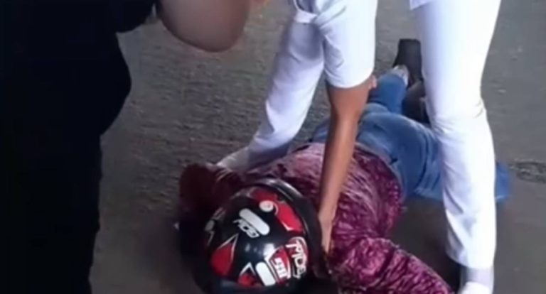 Grave acidente com moto e carro deixa mulher ferida em viaduto na Jatuarana