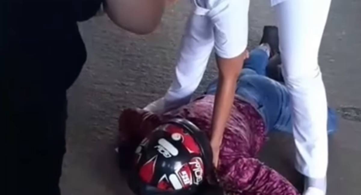 Grave acidente com moto e carro deixa mulher ferida em viaduto na Jatuarana
