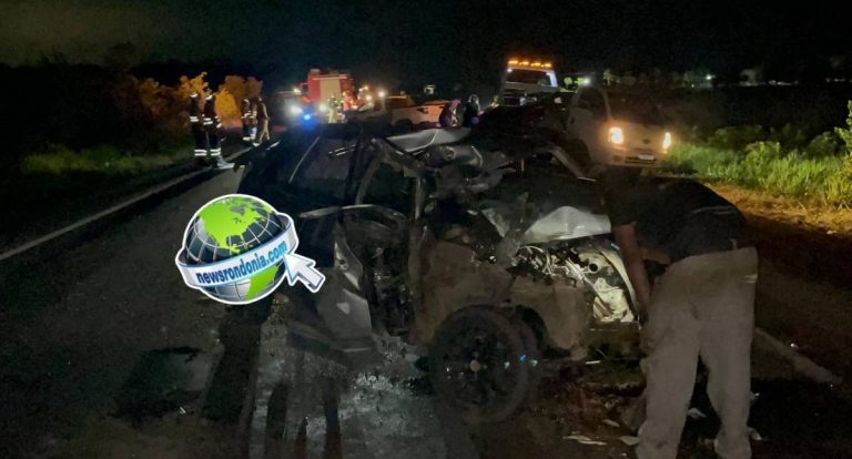 Grave acidente envolvendo ônibus e dois carros deixa motorista ferido na BR-319
