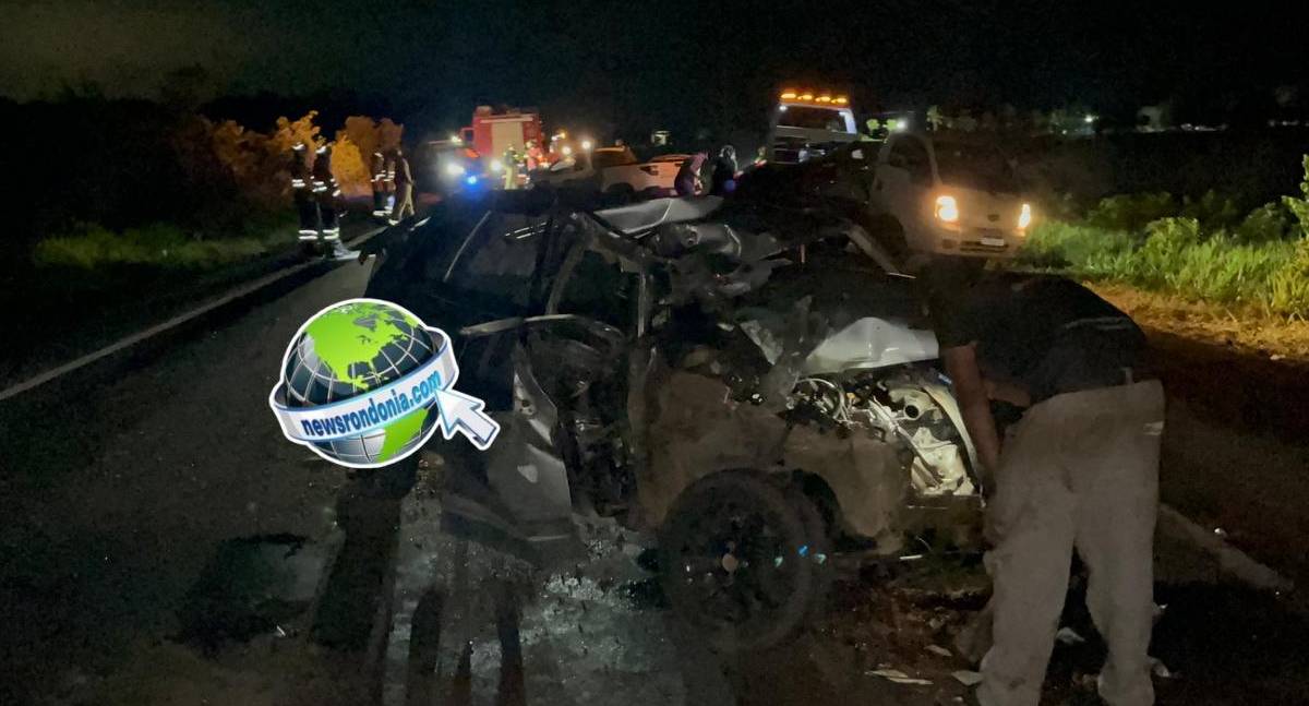 Grave acidente envolvendo ônibus e dois carros deixa motorista ferido na BR-319
