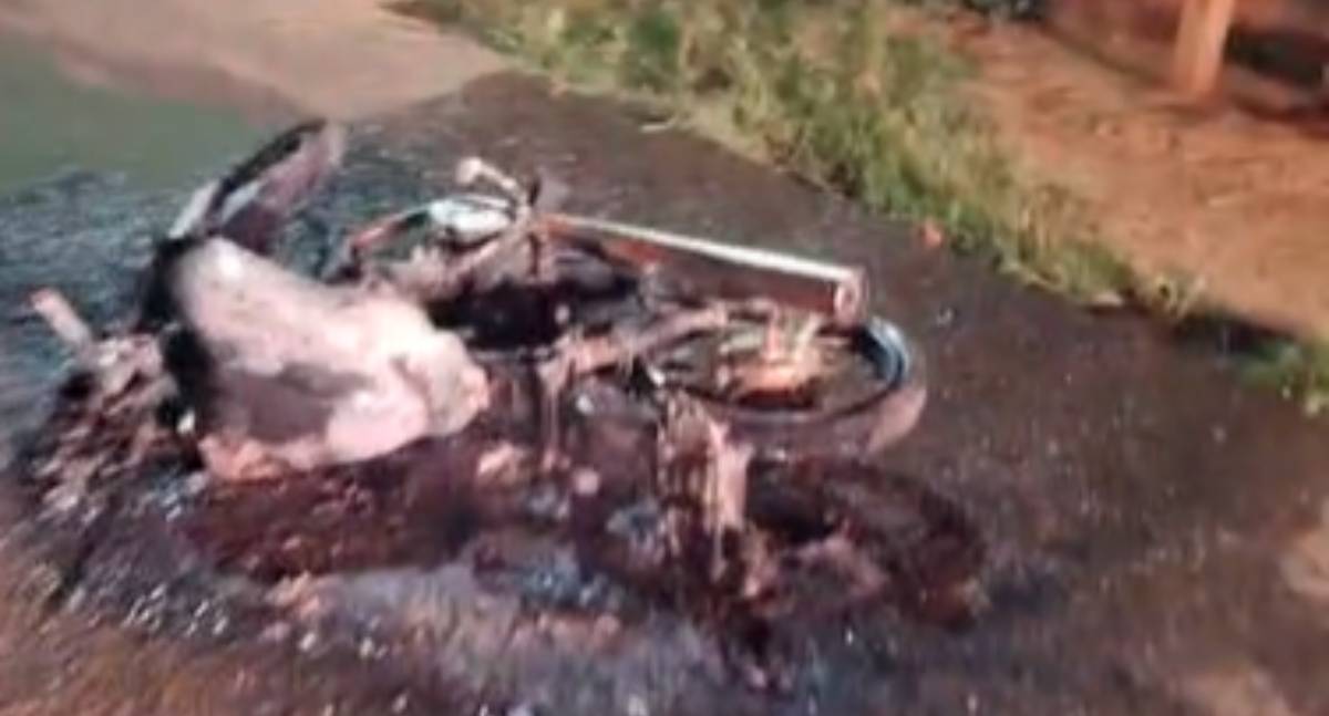 Homem ateia fogo em moto da companheira após discussão em Ariquemes