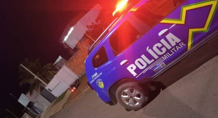 Homem é preso por desacato e agressão após derrubar motociclista