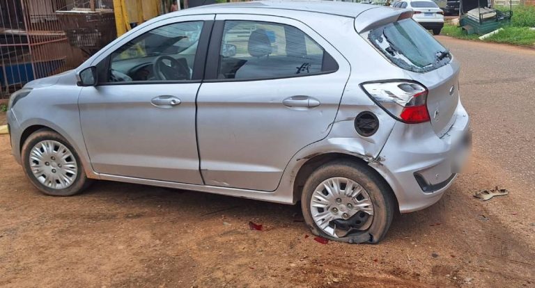 Idoso dá seta para estacionar e motociclista bate forte na traseira do Ford Ka