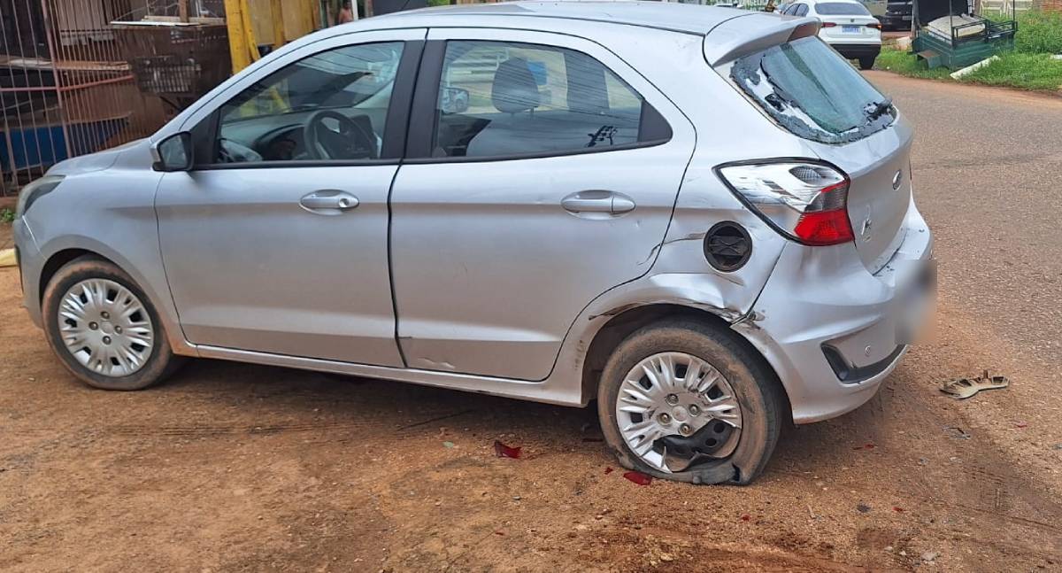 Idoso dá seta para estacionar e motociclista bate forte na traseira do Ford Ka