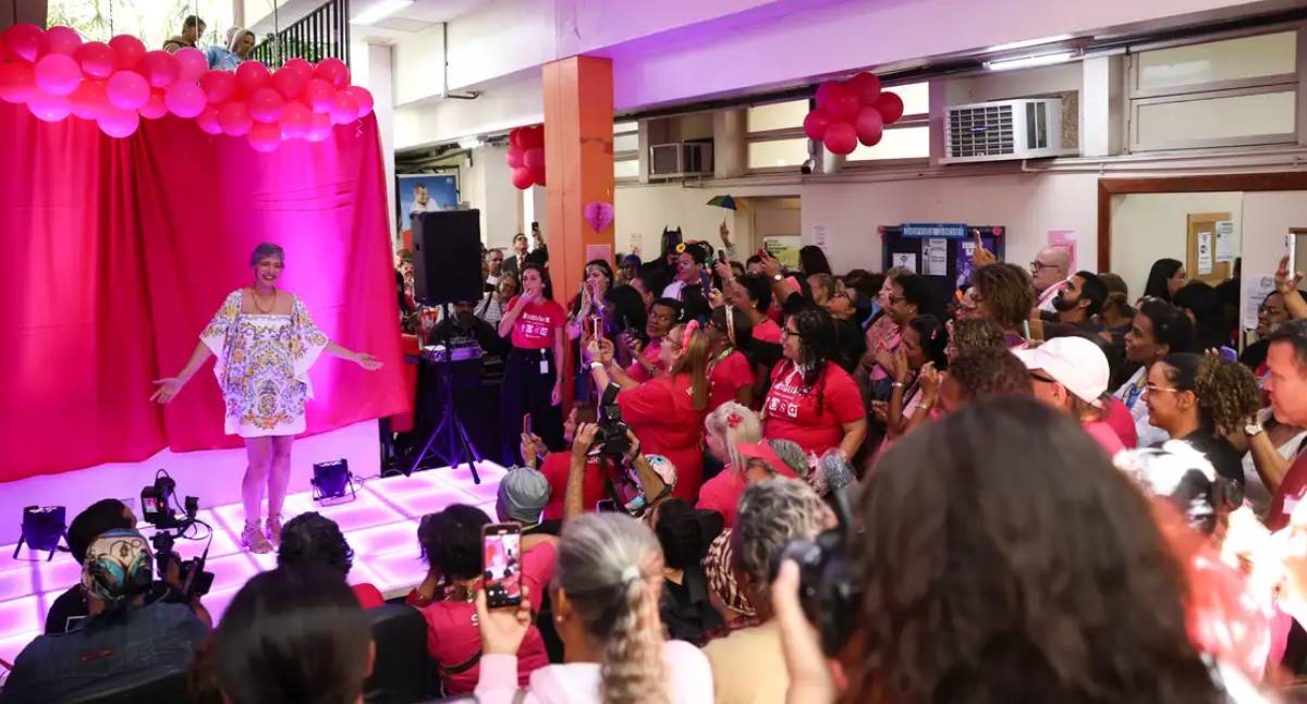 Inca promove desfile e eleva autoestima de pacientes no Outubro Rosa
