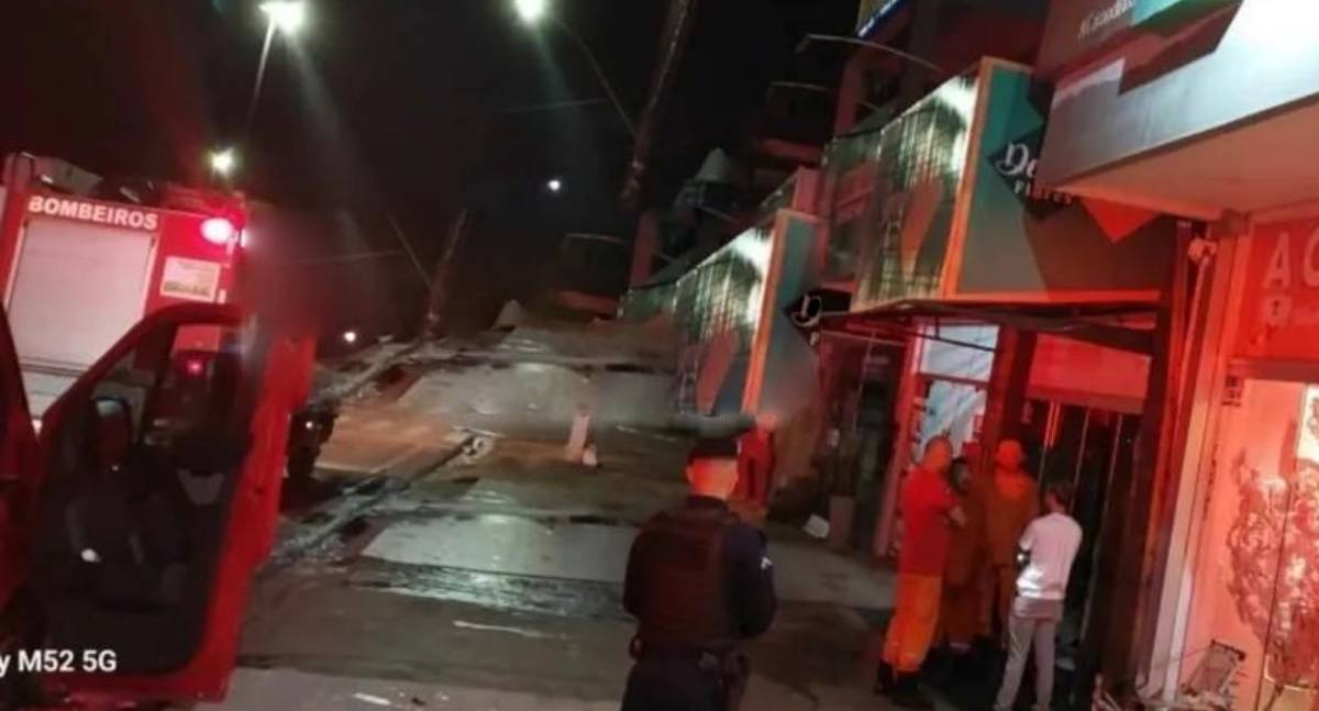 Incêndio atinge loja de flores e presentes na Avenida 25 de Agosto