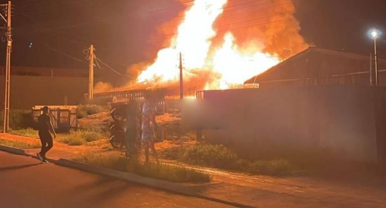 Incêndio atinge residência no bairro Olímpico em Rolim de Moura