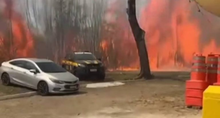 Incêndio atinge sede da PRF em Roseira e destrói quatro viaturas