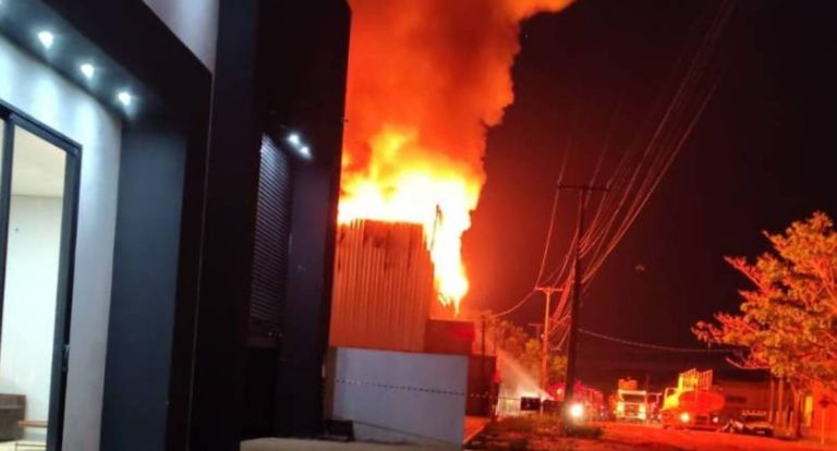 Incêndio de grandes proporções consome empresa em Vilhena