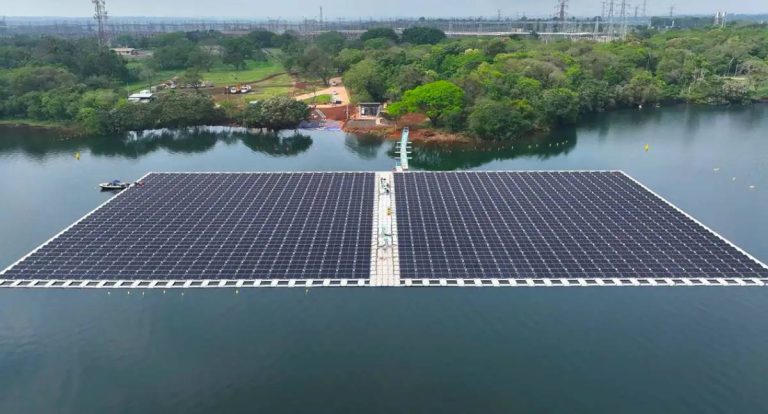Itaipu conclui ilha solar flutuante no Rio Paraná para gerar 1 MWp