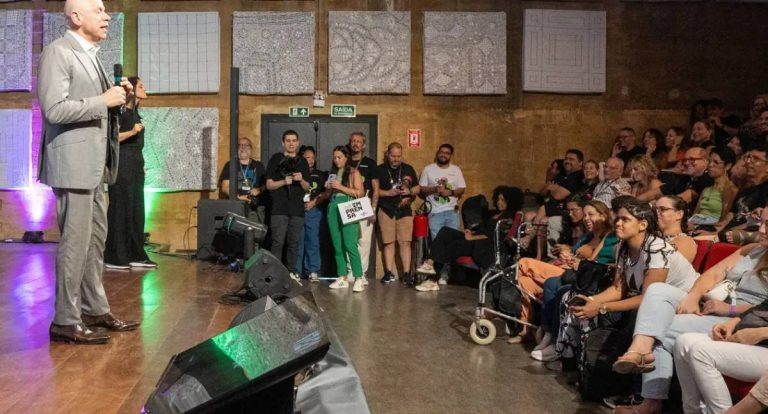 Leandro Karnal afirma que tecnologia é ferramenta, não garantia de conhecimento