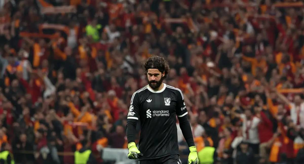 Liverpool não terá o goleiro Alisson no clássico contra o Manchester United